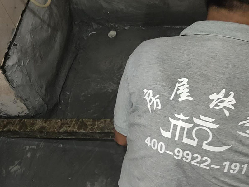 廁所貼磚維修：最重要的地方就是基層找平。其實不管怎么貼，墻面找平都是少不了的。畢竟不平的墻面，會影響后續(xù)的施工，而且鋪設(shè)好的瓷磚在使用一段時間過后，出現(xiàn)開裂的情況。在找平的時候，有突起的部分，要進行打磨一直到平整為止。如有裂縫、孔洞還可以進行修補。 在墻面修補平整之后，就可以開始粘貼瓷磚了。但是在施工前，一定要做好輔助線。不管是墻面還是地面的施工，都要打好輔助線，才能進行瓷磚的鋪設(shè)。尤其是對于沒有經(jīng)驗的新手，有輔助線作為參考，會鋪設(shè)的更為垂直、更為平整，鋪設(shè)的效果，會大大的增加哦！ 可以開始鋪設(shè)瓷磚了，但是要注意鋪設(shè)的平整。如果是墻面的鋪設(shè)，那么就要從下往上施工，在瓷磚的背面，抹上攪拌好的泥漿，粘貼在墻面上，然后用膠錘或者鏟柄敲打，這樣會粘合的更牢靠一些。只要按照第一塊往上排即可，但是要注意參考輔助線，不要出現(xiàn)扭曲的情況。