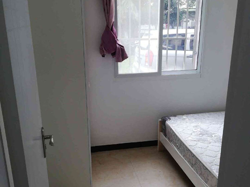 墻面脫皮翻新：先用鏟子把墻面因潮濕起皮的墻面至水泥層，清理施工面污物，粉塵等，保持干凈干燥。之后用隔離劑涂刷于水泥面2-3遍，每遍間隔3小時左右，隔離劑可以起到防潮防堿的效果，防止后續(xù)再出現(xiàn)潮濕起堿問題。隔天干后使用耐水膩子膏把墻面修補完整，4-6小時表干后，用砂紙把墻面打磨平整。待隔天膩子膏干后，清理表面粉塵，涂刷乳膠漆2-3遍，每遍間隔3小時左右，涂刷乳膠漆是為了使墻面平整，美白，沒有粉塵效果。