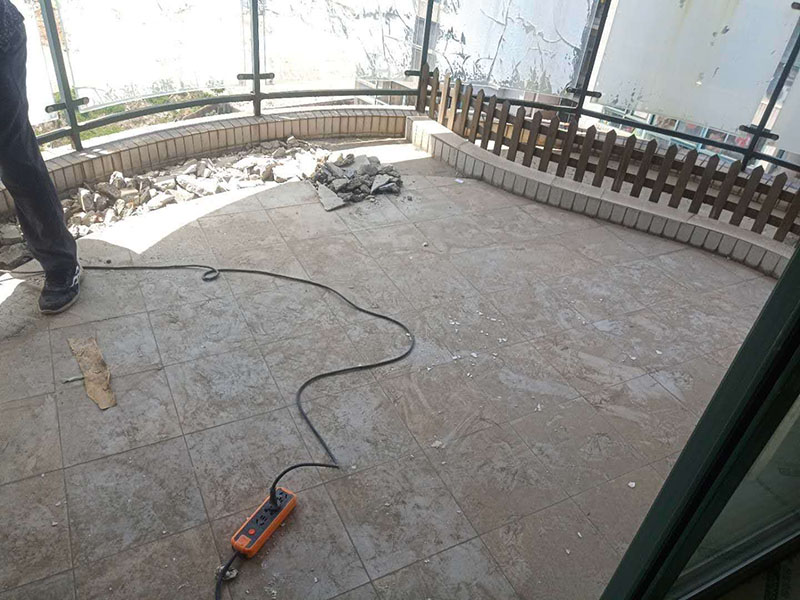 陽臺瓷磚拆除重鋪：準(zhǔn)備粘結(jié)劑前，瓷磚不應(yīng)浸水，但要用鋼絲刷除去磚背面的松散物質(zhì)，并用濕布抹去磚背的浮塵。然后按照生產(chǎn)商建議的比例將水或乳液放到攪拌桶中攪拌直至粘結(jié)劑均勻無結(jié)塊。 在鋪壓瓷磚前，在瓷磚背面也批一薄層粘結(jié)劑。這種雙批法雖然用的材料和工時比較多，但卻能夠保證粘貼的質(zhì)量和耐久性。 在粘結(jié)劑量置晾時間內(nèi)，將準(zhǔn)備好的瓷磚鋪壓到位，垂直于梳理方向輕微搓動以排出磚下的空氣。鋪貼到位后用橡皮錘輕擊，用尺寸合適的十字定位架來調(diào)整表面平整度及接縫的平直。 鋪設(shè)好的磚面應(yīng)該及時清理干凈，特別是去除殘留其上的粘結(jié)劑。合格的粘結(jié)劑干硬后即使在陶瓷磚面上也不易被清除掉。清理好的瓷磚面應(yīng)該立即擺放標(biāo)識進(jìn)行隔離，避免污染或擾動，直到下一個填縫工序。