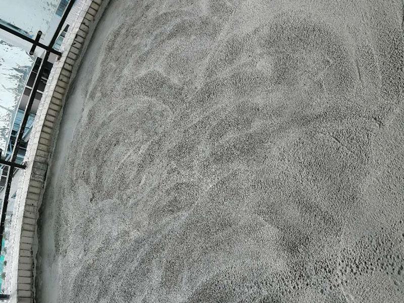 陽臺瓷磚拆除重鋪：準(zhǔn)備粘結(jié)劑前，瓷磚不應(yīng)浸水，但要用鋼絲刷除去磚背面的松散物質(zhì)，并用濕布抹去磚背的浮塵。然后按照生產(chǎn)商建議的比例將水或乳液放到攪拌桶中攪拌直至粘結(jié)劑均勻無結(jié)塊。 在鋪壓瓷磚前，在瓷磚背面也批一薄層粘結(jié)劑。這種雙批法雖然用的材料和工時比較多，但卻能夠保證粘貼的質(zhì)量和耐久性。 在粘結(jié)劑量置晾時間內(nèi)，將準(zhǔn)備好的瓷磚鋪壓到位，垂直于梳理方向輕微搓動以排出磚下的空氣。鋪貼到位后用橡皮錘輕擊，用尺寸合適的十字定位架來調(diào)整表面平整度及接縫的平直。 鋪設(shè)好的磚面應(yīng)該及時清理干凈，特別是去除殘留其上的粘結(jié)劑。合格的粘結(jié)劑干硬后即使在陶瓷磚面上也不易被清除掉。清理好的瓷磚面應(yīng)該立即擺放標(biāo)識進(jìn)行隔離，避免污染或擾動，直到下一個填縫工序。