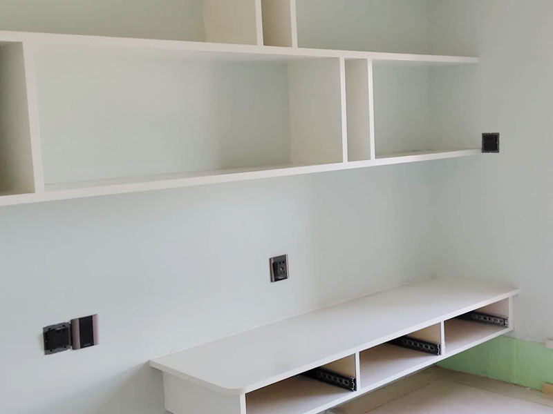 次臥榻榻米拆除：首先檢查榻榻米安裝是氣釘還是自攻釘加鎖扣的組合。其次準備好工具進行拆除，順序安裝由上至下，由左及右順序拆卸。它在安裝的時候就是比較麻煩，我們得找專人的師傅進行安裝又會讓我們多花費比較多的人工費用。 先將榻榻米的卡扣找到，而后進行一些卡扣的拆除操作，就能夠讓榻榻米完整的取下來，拆除中不能強行去操作，一定要迎合著卡扣情況走。