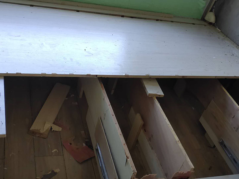 次臥榻榻米拆除：首先檢查榻榻米安裝是氣釘還是自攻釘加鎖扣的組合。其次準備好工具進行拆除，順序安裝由上至下，由左及右順序拆卸。它在安裝的時候就是比較麻煩，我們得找專人的師傅進行安裝又會讓我們多花費比較多的人工費用。 先將榻榻米的卡扣找到，而后進行一些卡扣的拆除操作，就能夠讓榻榻米完整的取下來，拆除中不能強行去操作，一定要迎合著卡扣情況走。