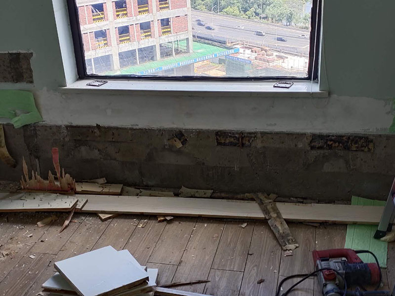 次臥榻榻米拆除：首先檢查榻榻米安裝是氣釘還是自攻釘加鎖扣的組合。其次準備好工具進行拆除，順序安裝由上至下，由左及右順序拆卸。它在安裝的時候就是比較麻煩，我們得找專人的師傅進行安裝又會讓我們多花費比較多的人工費用。 先將榻榻米的卡扣找到，而后進行一些卡扣的拆除操作，就能夠讓榻榻米完整的取下來，拆除中不能強行去操作，一定要迎合著卡扣情況走。