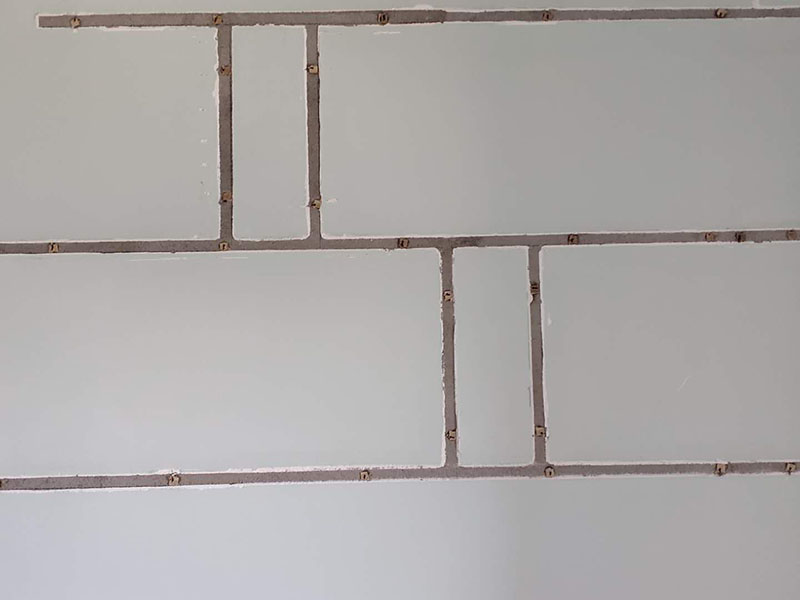 次臥榻榻米拆除：首先檢查榻榻米安裝是氣釘還是自攻釘加鎖扣的組合。其次準備好工具進行拆除，順序安裝由上至下，由左及右順序拆卸。它在安裝的時候就是比較麻煩，我們得找專人的師傅進行安裝又會讓我們多花費比較多的人工費用。 先將榻榻米的卡扣找到，而后進行一些卡扣的拆除操作，就能夠讓榻榻米完整的取下來，拆除中不能強行去操作，一定要迎合著卡扣情況走。