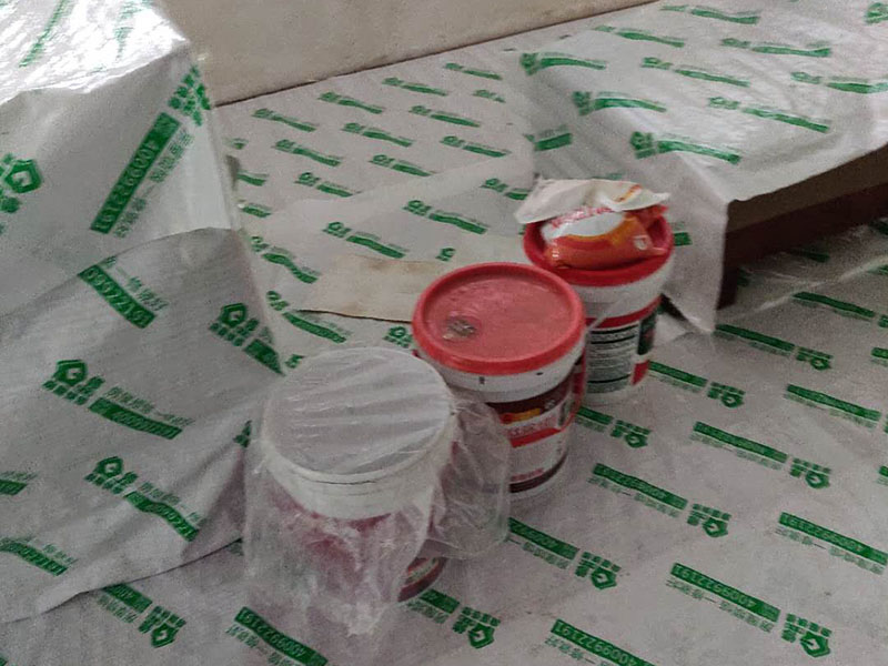 全屋墻面翻新：舊墻的基本處理包括清理舊墻面原有的乳膠漆和膩子層的鏟除、木裝修、其他表面裝飾物（如壁紙）的拆除，如果只是裝修了一兩年的墻面，墻面的膩子可以不用鏟除，用鋼刷和砂紙打磨墻面后就可以重新涂刷乳膠漆，如果裝修時間較長的就需要將膩子層鏟除后再進(jìn)行后續(xù)工序。切記舊墻面一定要進(jìn)行處理，不能直接涂刷，粉化嚴(yán)重的墻面要鏟除后，抹上一層白水泥，再進(jìn)行涂刷。 在墻面修補時，我們要盡量避免色差，因此要注意按照油漆桶的配比、涂刷，最好估算好用量。一次準(zhǔn)備好足夠的量，這樣才能保證墻面顏色的一致，也能避免用量不足重新調(diào)配出的顏色有差異。 墻面涂刷底漆的作用是抗堿防潮、封固基材、保護(hù)面漆，提高面漆的質(zhì)感和遮蓋力。如果沒有刷底漆就直接上面漆的話，時間一長墻面就容易起泡、發(fā)霉，經(jīng)陽光長時間照射也會發(fā)生墻面變色的情況。