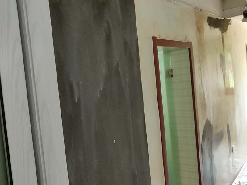 全屋墻面翻新：舊墻的基本處理包括清理舊墻面原有的乳膠漆和膩子層的鏟除、木裝修、其他表面裝飾物（如壁紙）的拆除，如果只是裝修了一兩年的墻面，墻面的膩子可以不用鏟除，用鋼刷和砂紙打磨墻面后就可以重新涂刷乳膠漆，如果裝修時間較長的就需要將膩子層鏟除后再進(jìn)行后續(xù)工序。切記舊墻面一定要進(jìn)行處理，不能直接涂刷，粉化嚴(yán)重的墻面要鏟除后，抹上一層白水泥，再進(jìn)行涂刷。 在墻面修補時，我們要盡量避免色差，因此要注意按照油漆桶的配比、涂刷，最好估算好用量。一次準(zhǔn)備好足夠的量，這樣才能保證墻面顏色的一致，也能避免用量不足重新調(diào)配出的顏色有差異。 墻面涂刷底漆的作用是抗堿防潮、封固基材、保護(hù)面漆，提高面漆的質(zhì)感和遮蓋力。如果沒有刷底漆就直接上面漆的話，時間一長墻面就容易起泡、發(fā)霉，經(jīng)陽光長時間照射也會發(fā)生墻面變色的情況。