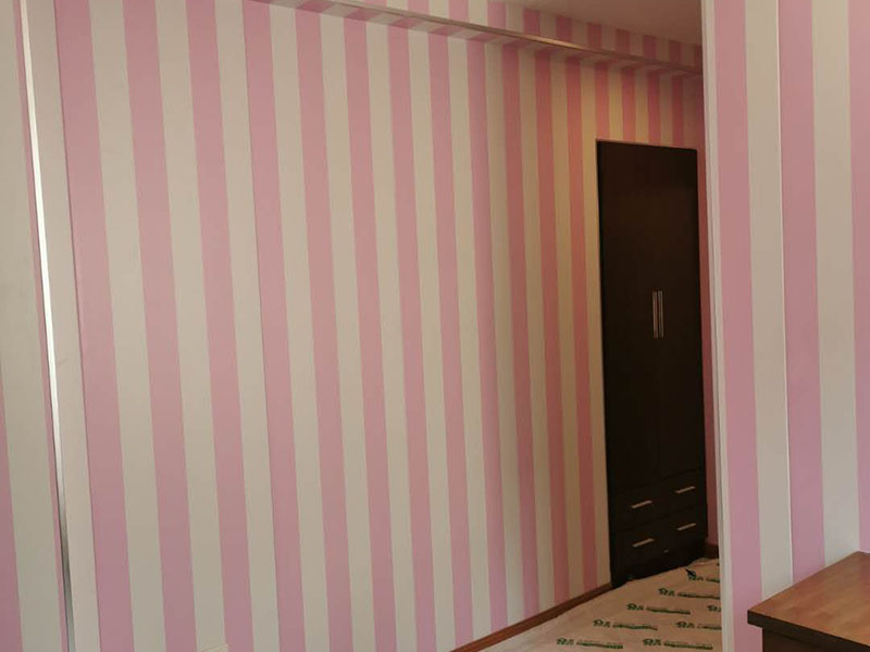 全屋墻面翻新：舊墻的基本處理包括清理舊墻面原有的乳膠漆和膩子層的鏟除、木裝修、其他表面裝飾物（如壁紙）的拆除，如果只是裝修了一兩年的墻面，墻面的膩子可以不用鏟除，用鋼刷和砂紙打磨墻面后就可以重新涂刷乳膠漆，如果裝修時間較長的就需要將膩子層鏟除后再進(jìn)行后續(xù)工序。切記舊墻面一定要進(jìn)行處理，不能直接涂刷，粉化嚴(yán)重的墻面要鏟除后，抹上一層白水泥，再進(jìn)行涂刷。 在墻面修補時，我們要盡量避免色差，因此要注意按照油漆桶的配比、涂刷，最好估算好用量。一次準(zhǔn)備好足夠的量，這樣才能保證墻面顏色的一致，也能避免用量不足重新調(diào)配出的顏色有差異。 墻面涂刷底漆的作用是抗堿防潮、封固基材、保護(hù)面漆，提高面漆的質(zhì)感和遮蓋力。如果沒有刷底漆就直接上面漆的話，時間一長墻面就容易起泡、發(fā)霉，經(jīng)陽光長時間照射也會發(fā)生墻面變色的情況。