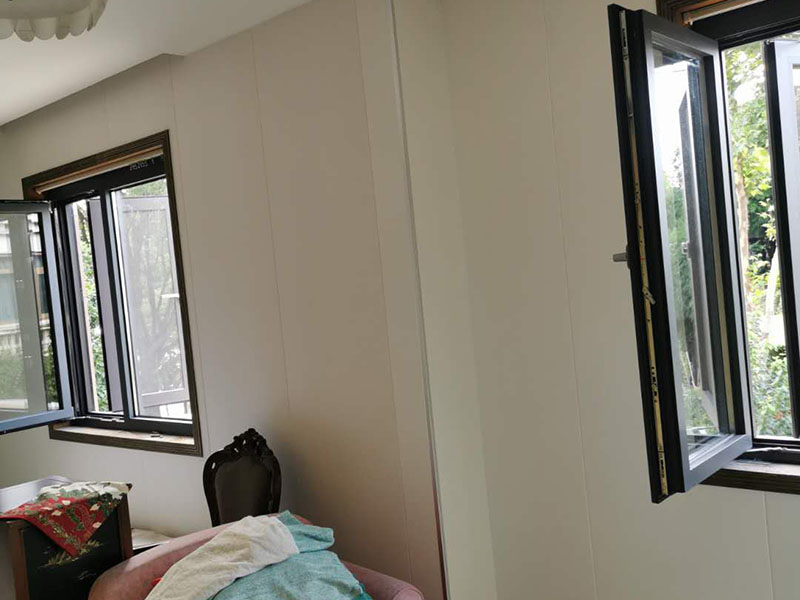 全屋墻面翻新：舊墻的基本處理包括清理舊墻面原有的乳膠漆和膩子層的鏟除、木裝修、其他表面裝飾物（如壁紙）的拆除，如果只是裝修了一兩年的墻面，墻面的膩子可以不用鏟除，用鋼刷和砂紙打磨墻面后就可以重新涂刷乳膠漆，如果裝修時間較長的就需要將膩子層鏟除后再進(jìn)行后續(xù)工序。切記舊墻面一定要進(jìn)行處理，不能直接涂刷，粉化嚴(yán)重的墻面要鏟除后，抹上一層白水泥，再進(jìn)行涂刷。 在墻面修補時，我們要盡量避免色差，因此要注意按照油漆桶的配比、涂刷，最好估算好用量。一次準(zhǔn)備好足夠的量，這樣才能保證墻面顏色的一致，也能避免用量不足重新調(diào)配出的顏色有差異。 墻面涂刷底漆的作用是抗堿防潮、封固基材、保護(hù)面漆，提高面漆的質(zhì)感和遮蓋力。如果沒有刷底漆就直接上面漆的話，時間一長墻面就容易起泡、發(fā)霉，經(jīng)陽光長時間照射也會發(fā)生墻面變色的情況。