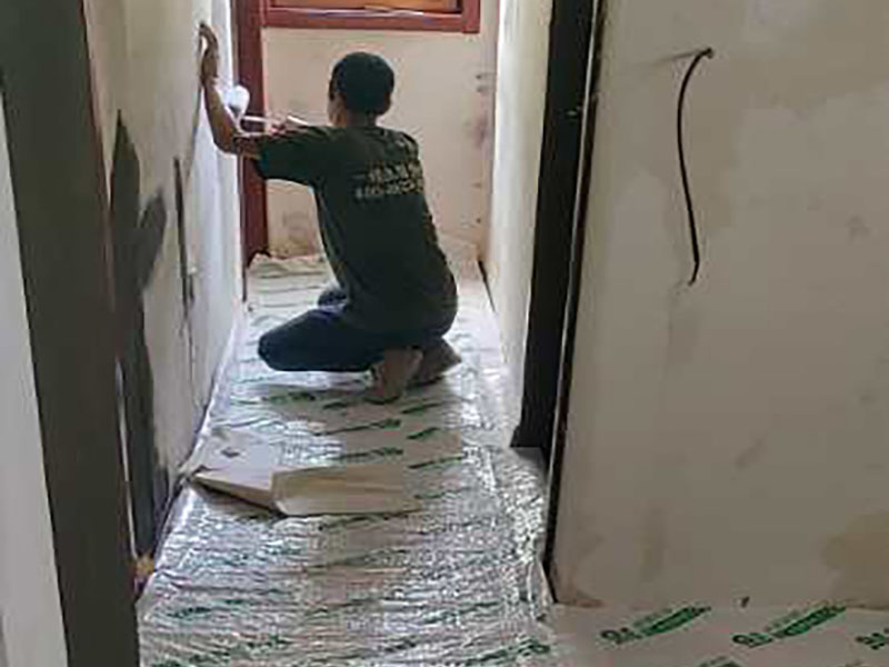 全屋墻面翻新：舊墻的基本處理包括清理舊墻面原有的乳膠漆和膩子層的鏟除、木裝修、其他表面裝飾物（如壁紙）的拆除，如果只是裝修了一兩年的墻面，墻面的膩子可以不用鏟除，用鋼刷和砂紙打磨墻面后就可以重新涂刷乳膠漆，如果裝修時間較長的就需要將膩子層鏟除后再進(jìn)行后續(xù)工序。切記舊墻面一定要進(jìn)行處理，不能直接涂刷，粉化嚴(yán)重的墻面要鏟除后，抹上一層白水泥，再進(jìn)行涂刷。 在墻面修補時，我們要盡量避免色差，因此要注意按照油漆桶的配比、涂刷，最好估算好用量。一次準(zhǔn)備好足夠的量，這樣才能保證墻面顏色的一致，也能避免用量不足重新調(diào)配出的顏色有差異。 墻面涂刷底漆的作用是抗堿防潮、封固基材、保護(hù)面漆，提高面漆的質(zhì)感和遮蓋力。如果沒有刷底漆就直接上面漆的話，時間一長墻面就容易起泡、發(fā)霉，經(jīng)陽光長時間照射也會發(fā)生墻面變色的情況。