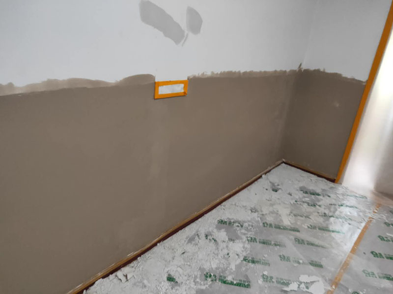 墻面局部修補(bǔ)：墻面修補(bǔ)，一定要做好基層的處理，如果您家是二次裝修墻面時(shí)，沒有將以前的老墻的墻皮鏟除干凈，或者是只鏟除了表層的膩?zhàn)樱敲葱扪a(bǔ)墻面時(shí)，是會(huì)遺留下高低不平的部分墻皮的，此后，要是接著上刷界面劑或者膩?zhàn)樱敲春芸赡芫蜁?huì)導(dǎo)致新刷的墻面出現(xiàn)開裂的情況。舊房要是在長(zhǎng)期使用中受到了來(lái)自外界的沖擊或者震動(dòng)，是有可能造成局部墻面基層與墻體脫離的。 在施工之前，需要先去判斷墻面的膩?zhàn)訉哟藭r(shí)的質(zhì)量問題，然后選擇墻面掉色最嚴(yán)重的那一塊，用水濕透后，再用鏟子去用來(lái)鏟，如果沒有出現(xiàn)分化或者脫落現(xiàn)象，那么說(shuō)明原先的膩?zhàn)訉淤|(zhì)量是比較好的，在去刷上新底漆和面漆就可以了。