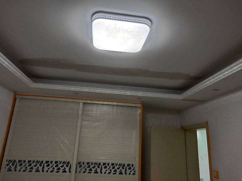 墻面局部修補(bǔ)：墻面修補(bǔ)，一定要做好基層的處理，如果您家是二次裝修墻面時(shí)，沒有將以前的老墻的墻皮鏟除干凈，或者是只鏟除了表層的膩?zhàn)?，那么修補(bǔ)墻面時(shí)，是會(huì)遺留下高低不平的部分墻皮的，此后，要是接著上刷界面劑或者膩?zhàn)?，那么很可能就?huì)導(dǎo)致新刷的墻面出現(xiàn)開裂的情況。舊房要是在長(zhǎng)期使用中受到了來(lái)自外界的沖擊或者震動(dòng)，是有可能造成局部墻面基層與墻體脫離的。 在施工之前，需要先去判斷墻面的膩?zhàn)訉哟藭r(shí)的質(zhì)量問題，然后選擇墻面掉色最嚴(yán)重的那一塊，用水濕透后，再用鏟子去用來(lái)鏟，如果沒有出現(xiàn)分化或者脫落現(xiàn)象，那么說(shuō)明原先的膩?zhàn)訉淤|(zhì)量是比較好的，在去刷上新底漆和面漆就可以了。