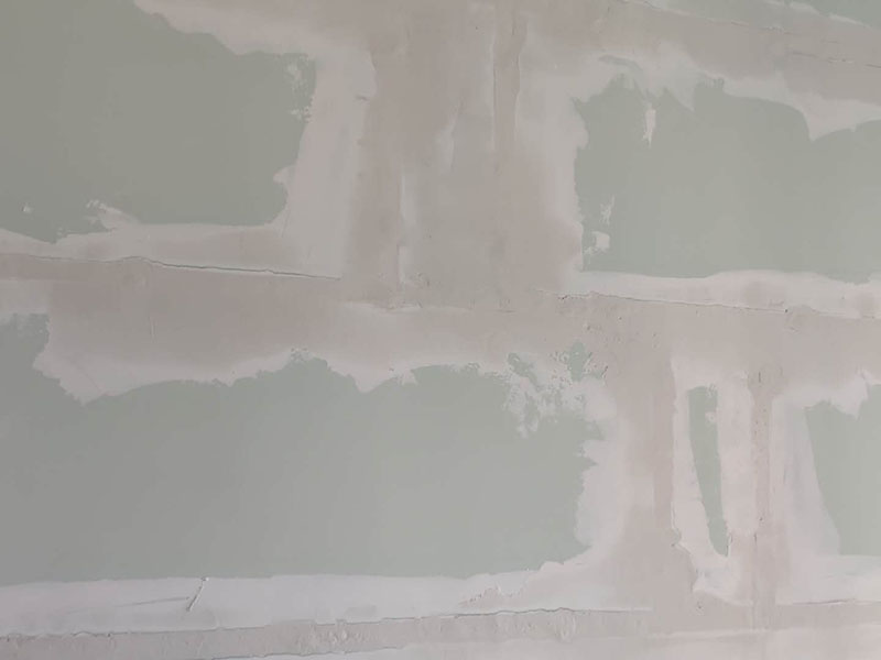 墻面局部修補(bǔ)：墻面修補(bǔ)，一定要做好基層的處理，如果您家是二次裝修墻面時(shí)，沒有將以前的老墻的墻皮鏟除干凈，或者是只鏟除了表層的膩?zhàn)?，那么修補(bǔ)墻面時(shí)，是會(huì)遺留下高低不平的部分墻皮的，此后，要是接著上刷界面劑或者膩?zhàn)?，那么很可能就?huì)導(dǎo)致新刷的墻面出現(xiàn)開裂的情況。舊房要是在長(zhǎng)期使用中受到了來(lái)自外界的沖擊或者震動(dòng)，是有可能造成局部墻面基層與墻體脫離的。 在施工之前，需要先去判斷墻面的膩?zhàn)訉哟藭r(shí)的質(zhì)量問題，然后選擇墻面掉色最嚴(yán)重的那一塊，用水濕透后，再用鏟子去用來(lái)鏟，如果沒有出現(xiàn)分化或者脫落現(xiàn)象，那么說(shuō)明原先的膩?zhàn)訉淤|(zhì)量是比較好的，在去刷上新底漆和面漆就可以了。