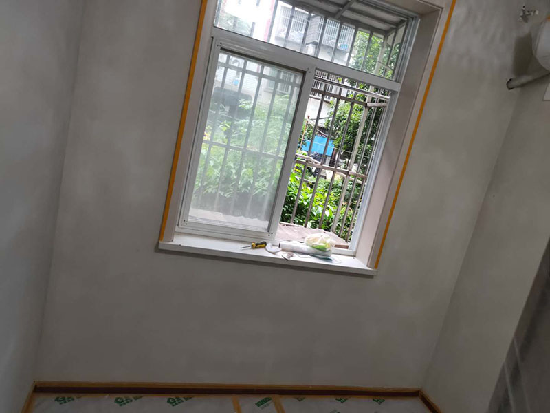 墻面局部修補(bǔ)：墻面修補(bǔ)，一定要做好基層的處理，如果您家是二次裝修墻面時(shí)，沒有將以前的老墻的墻皮鏟除干凈，或者是只鏟除了表層的膩?zhàn)?，那么修補(bǔ)墻面時(shí)，是會(huì)遺留下高低不平的部分墻皮的，此后，要是接著上刷界面劑或者膩?zhàn)?，那么很可能就?huì)導(dǎo)致新刷的墻面出現(xiàn)開裂的情況。舊房要是在長(zhǎng)期使用中受到了來(lái)自外界的沖擊或者震動(dòng)，是有可能造成局部墻面基層與墻體脫離的。 在施工之前，需要先去判斷墻面的膩?zhàn)訉哟藭r(shí)的質(zhì)量問題，然后選擇墻面掉色最嚴(yán)重的那一塊，用水濕透后，再用鏟子去用來(lái)鏟，如果沒有出現(xiàn)分化或者脫落現(xiàn)象，那么說(shuō)明原先的膩?zhàn)訉淤|(zhì)量是比較好的，在去刷上新底漆和面漆就可以了。