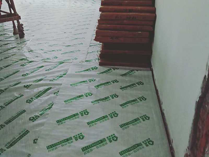 地面成品保護：滿鋪成品瓦楞紙板，再用干凈彩條布滿鋪在普通石膏板上，在彩條布交接處及轉(zhuǎn)角處用膠帶固定，也可選用木芯板或三夾板。材料選用視上人、車情況而定。 開關(guān)插座面板用美紋紙滿包或采用透明塑料蓋保護。 門套的保護方式用原門框保護膜，或者多層板或密度板，報紙，美紋紙保護