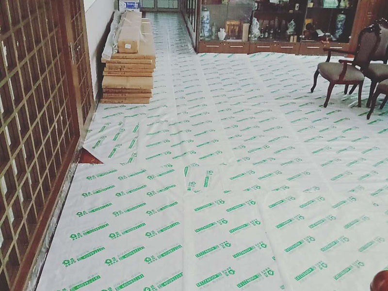 地面成品保護：滿鋪成品瓦楞紙板，再用干凈彩條布滿鋪在普通石膏板上，在彩條布交接處及轉(zhuǎn)角處用膠帶固定，也可選用木芯板或三夾板。材料選用視上人、車情況而定。 開關(guān)插座面板用美紋紙滿包或采用透明塑料蓋保護。 門套的保護方式用原門框保護膜，或者多層板或密度板，報紙，美紋紙保護