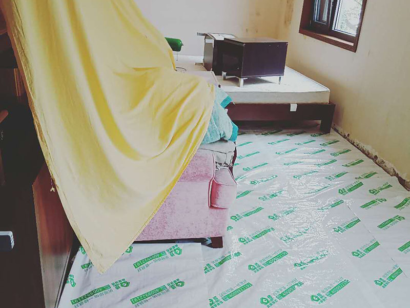 地面成品保護：滿鋪成品瓦楞紙板，再用干凈彩條布滿鋪在普通石膏板上，在彩條布交接處及轉(zhuǎn)角處用膠帶固定，也可選用木芯板或三夾板。材料選用視上人、車情況而定。 開關(guān)插座面板用美紋紙滿包或采用透明塑料蓋保護。 門套的保護方式用原門框保護膜，或者多層板或密度板，報紙，美紋紙保護