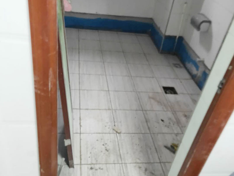 浴室地面防水貼磚:衛(wèi)生間做防水是一項(xiàng)很重要的流程，但很少有人懂衛(wèi)生間防水施工的流程到底要如何，比方說會有人問：衛(wèi)生間的防水在做完后，能不能馬上貼瓷磚呢？一般的防水施工要做2到3遍，而且防水的順序也是有講究的，比如，要先做完墻面防水再貼墻磚，其次才可以做地面防水，再貼地磚。簡單總結(jié)一下，衛(wèi)生間防水的步驟是：先做墻面防水&rarr;貼墻磚&rarr;再做地面防水2-3遍&rarr;固化期5-7天&rarr;閉水實(shí)驗(yàn)合格&rarr;地面做水泥砂漿保護(hù)層&rarr;貼地磚。