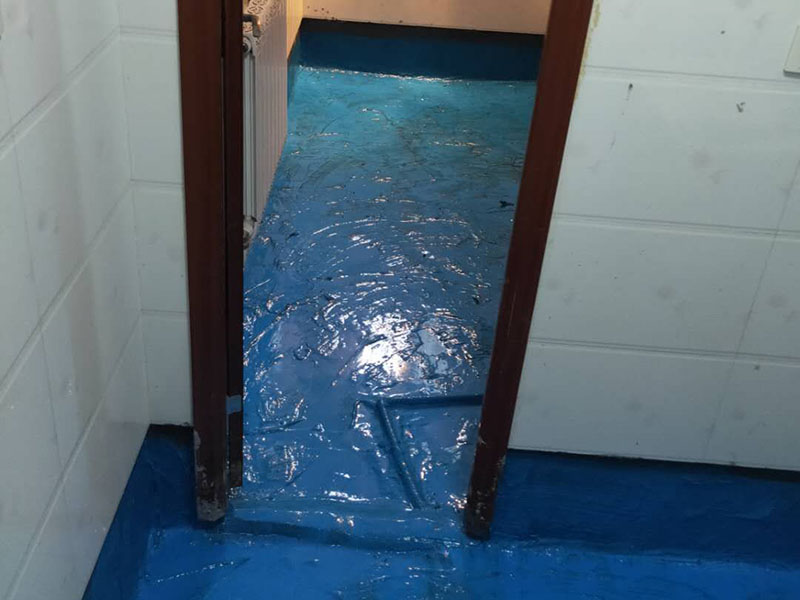 浴室地面防水貼磚:衛(wèi)生間做防水是一項(xiàng)很重要的流程，但很少有人懂衛(wèi)生間防水施工的流程到底要如何，比方說會有人問：衛(wèi)生間的防水在做完后，能不能馬上貼瓷磚呢？一般的防水施工要做2到3遍，而且防水的順序也是有講究的，比如，要先做完墻面防水再貼墻磚，其次才可以做地面防水，再貼地磚。簡單總結(jié)一下，衛(wèi)生間防水的步驟是：先做墻面防水&rarr;貼墻磚&rarr;再做地面防水2-3遍&rarr;固化期5-7天&rarr;閉水實(shí)驗(yàn)合格&rarr;地面做水泥砂漿保護(hù)層&rarr;貼地磚。