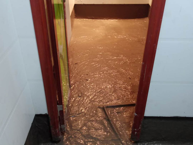 浴室地面防水貼磚:衛(wèi)生間做防水是一項(xiàng)很重要的流程，但很少有人懂衛(wèi)生間防水施工的流程到底要如何，比方說會有人問：衛(wèi)生間的防水在做完后，能不能馬上貼瓷磚呢？一般的防水施工要做2到3遍，而且防水的順序也是有講究的，比如，要先做完墻面防水再貼墻磚，其次才可以做地面防水，再貼地磚。簡單總結(jié)一下，衛(wèi)生間防水的步驟是：先做墻面防水&rarr;貼墻磚&rarr;再做地面防水2-3遍&rarr;固化期5-7天&rarr;閉水實(shí)驗(yàn)合格&rarr;地面做水泥砂漿保護(hù)層&rarr;貼地磚。