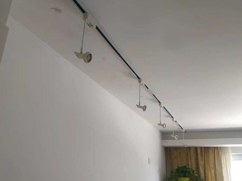 電路燈具安裝：不同類別的燈具，不同場所的其安裝方法可以有著萬千差別的。但總結(jié)起來大的安裝燈具的流程可以歸納為：1，首先對需要安裝燈具的場所作照明需求設(shè)計(jì)-包括照度需求的設(shè)計(jì)，燈具類別的選用確定，照明電路規(guī)劃設(shè)計(jì)等； 2.做好設(shè)計(jì)后便是照明電路鋪設(shè)（包括布燈點(diǎn)位及其開關(guān)控制位置和方式的確定）這個(gè)過程可能需要與其它工程工序相配合進(jìn)行的，而且必須注意的是暫時(shí)不要讓線路接通電源，慎防意外 3.接下來就是開關(guān)制合的安裝，燈具的固定安裝后，一一反復(fù)檢查電路燈具安裝的正確，確保正確后再一個(gè)一個(gè)地試通電驗(yàn)證調(diào)試，確保與設(shè)計(jì)要求相符合