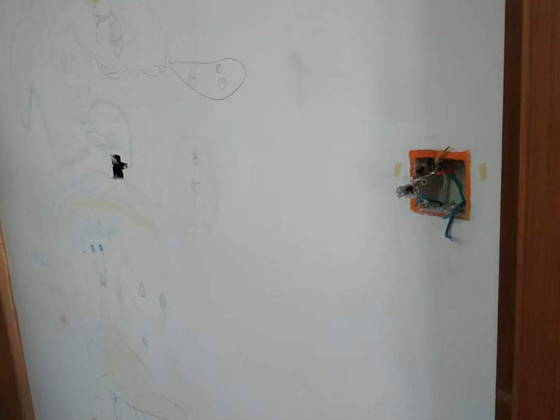 電路燈具安裝：不同類別的燈具，不同場所的其安裝方法可以有著萬千差別的。但總結(jié)起來大的安裝燈具的流程可以歸納為：1，首先對需要安裝燈具的場所作照明需求設(shè)計(jì)-包括照度需求的設(shè)計(jì)，燈具類別的選用確定，照明電路規(guī)劃設(shè)計(jì)等； 2.做好設(shè)計(jì)后便是照明電路鋪設(shè)（包括布燈點(diǎn)位及其開關(guān)控制位置和方式的確定）這個(gè)過程可能需要與其它工程工序相配合進(jìn)行的，而且必須注意的是暫時(shí)不要讓線路接通電源，慎防意外 3.接下來就是開關(guān)制合的安裝，燈具的固定安裝后，一一反復(fù)檢查電路燈具安裝的正確，確保正確后再一個(gè)一個(gè)地試通電驗(yàn)證調(diào)試，確保與設(shè)計(jì)要求相符合