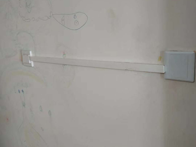 電路燈具安裝：不同類別的燈具，不同場所的其安裝方法可以有著萬千差別的。但總結(jié)起來大的安裝燈具的流程可以歸納為：1，首先對需要安裝燈具的場所作照明需求設(shè)計(jì)-包括照度需求的設(shè)計(jì)，燈具類別的選用確定，照明電路規(guī)劃設(shè)計(jì)等； 2.做好設(shè)計(jì)后便是照明電路鋪設(shè)（包括布燈點(diǎn)位及其開關(guān)控制位置和方式的確定）這個(gè)過程可能需要與其它工程工序相配合進(jìn)行的，而且必須注意的是暫時(shí)不要讓線路接通電源，慎防意外 3.接下來就是開關(guān)制合的安裝，燈具的固定安裝后，一一反復(fù)檢查電路燈具安裝的正確，確保正確后再一個(gè)一個(gè)地試通電驗(yàn)證調(diào)試，確保與設(shè)計(jì)要求相符合