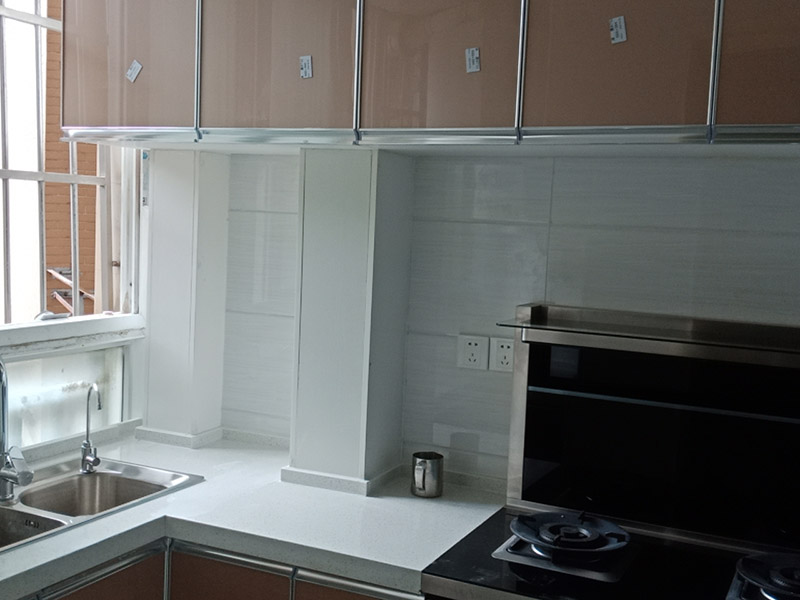 廚房翻新裝修：對于廚房翻新或改造來說，首先要做好的就是廚房的成品保護，成品保護的話不僅能夠保護好原來放置在廚房不能移動的東西外，還要對地面和墻面等各個方面做好保護，放置對做好的東西造成二次污染。 對該進行保護的家具和物品保護之后，就可以開始對廚房中不合理的地方根據(jù)設(shè)計圖和現(xiàn)場的規(guī)劃進行打拆工作了，這里要注意的是一定要根據(jù)事先布局好的圖紙進行施工，要查看好水電圖和現(xiàn)場布局圖，有沉重墻的地方要特別注意?，F(xiàn)場打拆完之后就要安排人員把物品進行清理了。