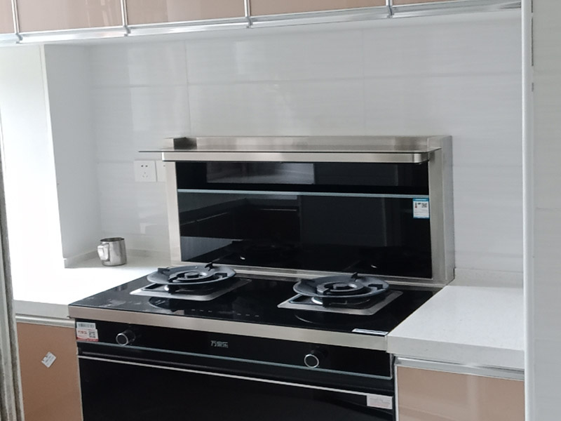 廚房翻新裝修：對于廚房翻新或改造來說，首先要做好的就是廚房的成品保護，成品保護的話不僅能夠保護好原來放置在廚房不能移動的東西外，還要對地面和墻面等各個方面做好保護，放置對做好的東西造成二次污染。 對該進行保護的家具和物品保護之后，就可以開始對廚房中不合理的地方根據(jù)設(shè)計圖和現(xiàn)場的規(guī)劃進行打拆工作了，這里要注意的是一定要根據(jù)事先布局好的圖紙進行施工，要查看好水電圖和現(xiàn)場布局圖，有沉重墻的地方要特別注意。現(xiàn)場打拆完之后就要安排人員把物品進行清理了。