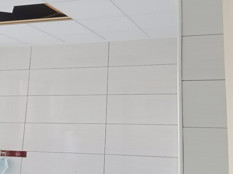 廚房翻新裝修：對于廚房翻新或改造來說，首先要做好的就是廚房的成品保護，成品保護的話不僅能夠保護好原來放置在廚房不能移動的東西外，還要對地面和墻面等各個方面做好保護，放置對做好的東西造成二次污染。 對該進行保護的家具和物品保護之后，就可以開始對廚房中不合理的地方根據(jù)設(shè)計圖和現(xiàn)場的規(guī)劃進行打拆工作了，這里要注意的是一定要根據(jù)事先布局好的圖紙進行施工，要查看好水電圖和現(xiàn)場布局圖，有沉重墻的地方要特別注意。現(xiàn)場打拆完之后就要安排人員把物品進行清理了。