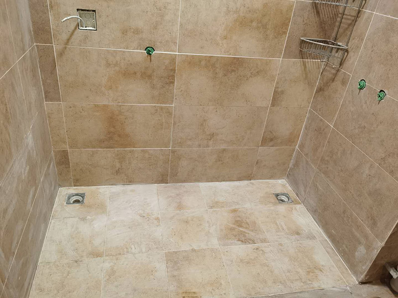 衛(wèi)生間瓷磚鋪貼：基層處理--抹底子灰--彈線排磚--侵磚--鑲貼--擦縫--交工驗(yàn)收 首先進(jìn)行地面清掃，不打掃干凈會(huì)翹邊、空鼓的;放水平du線然后分塊;地面要濕潤進(jìn)行灑水;采用兩種砂漿，打砂漿的基層，一般要進(jìn)行干鋪;地磚是不是出現(xiàn)了空鼓是很重要的;還要在磚底涂抹上漿;鋪貼的時(shí)候要用橡皮錘敲擊，做拉縫、表面清理，對瓷磚進(jìn)行勾縫處理即可。最重要的是保護(hù)好成品，以防造成污染和損傷。