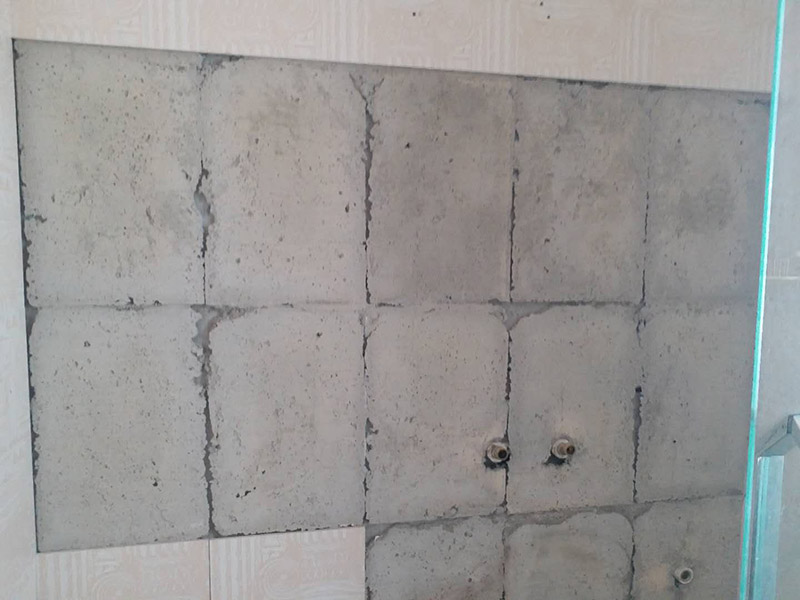 衛(wèi)生間瓷磚鋪貼：基層處理--抹底子灰--彈線排磚--侵磚--鑲貼--擦縫--交工驗(yàn)收 首先進(jìn)行地面清掃，不打掃干凈會(huì)翹邊、空鼓的;放水平du線然后分塊;地面要濕潤進(jìn)行灑水;采用兩種砂漿，打砂漿的基層，一般要進(jìn)行干鋪;地磚是不是出現(xiàn)了空鼓是很重要的;還要在磚底涂抹上漿;鋪貼的時(shí)候要用橡皮錘敲擊，做拉縫、表面清理，對瓷磚進(jìn)行勾縫處理即可。最重要的是保護(hù)好成品，以防造成污染和損傷。