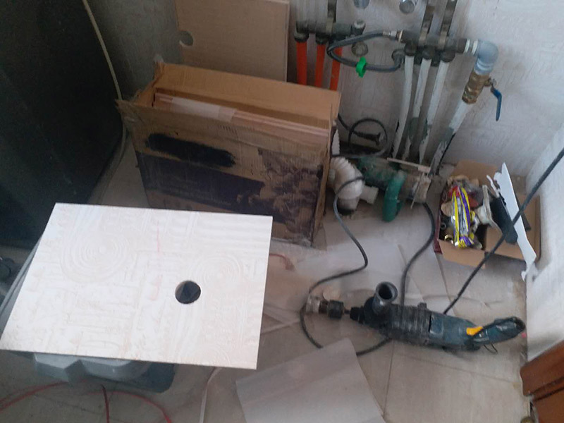 衛(wèi)生間瓷磚鋪貼：基層處理--抹底子灰--彈線排磚--侵磚--鑲貼--擦縫--交工驗(yàn)收 首先進(jìn)行地面清掃，不打掃干凈會(huì)翹邊、空鼓的;放水平du線然后分塊;地面要濕潤進(jìn)行灑水;采用兩種砂漿，打砂漿的基層，一般要進(jìn)行干鋪;地磚是不是出現(xiàn)了空鼓是很重要的;還要在磚底涂抹上漿;鋪貼的時(shí)候要用橡皮錘敲擊，做拉縫、表面清理，對瓷磚進(jìn)行勾縫處理即可。最重要的是保護(hù)好成品，以防造成污染和損傷。