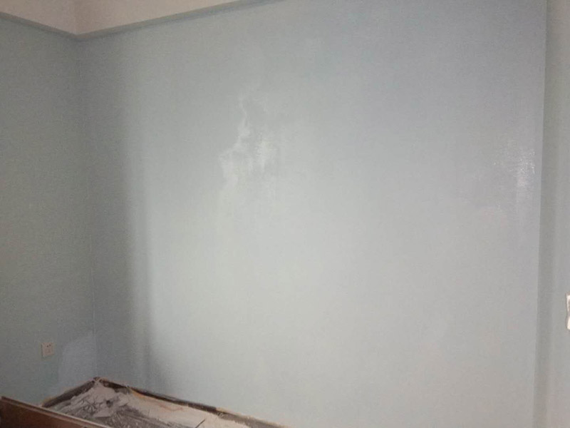 臥室乳膠漆粉刷：1、基層處理。先將裝修表面上的灰塊、浮渣等雜物用開鏟除，如表面有油污，應(yīng)用清洗劑和清水洗凈，干燥后再用棕刷將表面灰塵清掃干凈表面清掃后，用水與界面劑(配合比為10：1)的稀釋液滾刷一邊，再用底層石膏或嵌縫石膏將底層不平處填補(bǔ)好，石膏干透后局部需貼牛皮紙或?qū)Ｓ脡Σ歼M(jìn)行防裂處理，干透后進(jìn)行下一步施工 2、滿刮兩遍膩?zhàn)?。一遍?yīng)用膠皮刮板滿刮，要求橫向刮抹平整、均勻、光滑，密實(shí)平整，線角及邊棱整齊為度。 3、底層涂料。施工應(yīng)在干燥、清潔、牢固的層表面上進(jìn)行，噴涂一遍，涂層需均勻，不得漏涂。 4、中層涂料施工。涂刷一遍中層涂料前如發(fā)現(xiàn)有不平整之處，用膩?zhàn)友a(bǔ)平磨光。涂料在使用前應(yīng)用手提電動攪拌充分?jǐn)嚢杈鶆?。如稠度較大，可適當(dāng)加清水稀釋，但每次加水量需一致，不得稀稠不一。然后將涂料倒入托盤，用涂料滾