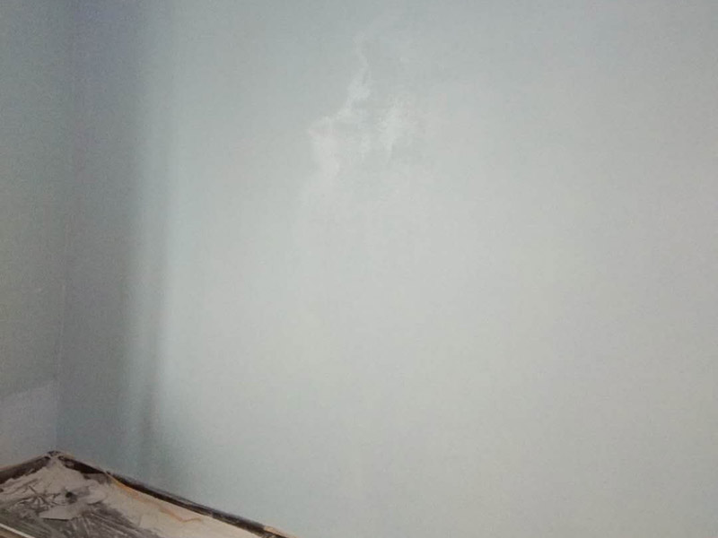 臥室乳膠漆粉刷：1、基層處理。先將裝修表面上的灰塊、浮渣等雜物用開鏟除，如表面有油污，應(yīng)用清洗劑和清水洗凈，干燥后再用棕刷將表面灰塵清掃干凈表面清掃后，用水與界面劑(配合比為10：1)的稀釋液滾刷一邊，再用底層石膏或嵌縫石膏將底層不平處填補(bǔ)好，石膏干透后局部需貼牛皮紙或?qū)Ｓ脡Σ歼M(jìn)行防裂處理，干透后進(jìn)行下一步施工 2、滿刮兩遍膩?zhàn)?。一遍?yīng)用膠皮刮板滿刮，要求橫向刮抹平整、均勻、光滑，密實(shí)平整，線角及邊棱整齊為度。 3、底層涂料。施工應(yīng)在干燥、清潔、牢固的層表面上進(jìn)行，噴涂一遍，涂層需均勻，不得漏涂。 4、中層涂料施工。涂刷一遍中層涂料前如發(fā)現(xiàn)有不平整之處，用膩?zhàn)友a(bǔ)平磨光。涂料在使用前應(yīng)用手提電動攪拌充分?jǐn)嚢杈鶆?。如稠度較大，可適當(dāng)加清水稀釋，但每次加水量需一致，不得稀稠不一。然后將涂料倒入托盤，用涂料滾