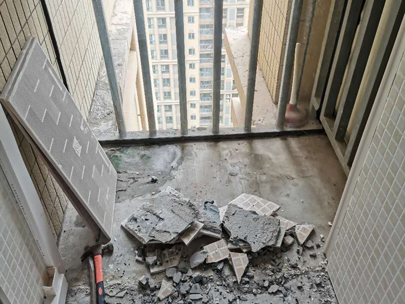 陽臺瓷磚鋪貼：準(zhǔn)備粘結(jié)劑前，瓷磚不應(yīng)浸水，但要用鋼絲刷除去磚背面的松散物質(zhì)，并用濕布抹去磚背的浮塵。然后按照生產(chǎn)商建議的比例將水或乳液放到攪拌桶中攪拌直至粘結(jié)劑均勻無結(jié)塊。初始攪拌后的粘結(jié)劑應(yīng)靜置在攪拌桶中，直到生產(chǎn)商推薦的熟化時間過后攪拌一下再使用。 在鋪壓瓷磚前，在瓷磚背面也批一薄層粘結(jié)劑。這種雙批法雖然用的材料和工時比較多，但卻能夠保證粘貼的質(zhì)量和耐久性。 在粘結(jié)劑量置晾時間內(nèi)，將準(zhǔn)備好的瓷磚鋪壓到位，垂直于梳理方向輕微搓動以排出磚下的空氣。鋪貼到位后用橡皮錘輕擊，用尺寸合適的十字定位架來調(diào)整表面平整度及接縫的平直。