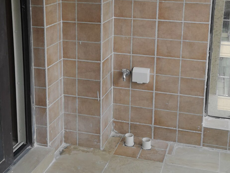 陽(yáng)臺(tái)改造裝修：通常家&lrm;里種&lrm;的&lrm;綠植都會(huì)放在陽(yáng)臺(tái)上，&lrm;所以&lrm;將陽(yáng)臺(tái)改造成花園是最&lrm;常&lrm;見(jiàn)也是最簡(jiǎn)單&lrm;的，&lrm;無(wú)論&lrm;家里是開(kāi)放&lrm;式&lrm;陽(yáng)臺(tái)還是封閉式&lrm;陽(yáng)臺(tái)，&lrm;都可&lrm;以&lrm;進(jìn)行&lrm;改造。 陽(yáng)臺(tái)跟客廳、臥房的不同在于可以享受陽(yáng)光沐浴、清風(fēng)拂面的感覺(jué)，可以在陽(yáng)臺(tái)上擺放幾張舒服的座椅，放置一個(gè)小茶幾，或者掛一個(gè)吊椅，使陽(yáng)臺(tái)既可以成為下午茶專區(qū)，也能成為偶爾閑坐、休息的小角落。 如果想要保留陽(yáng)臺(tái)的生活用途，可以把洗衣機(jī)搬到陽(yáng)臺(tái)，改造成一個(gè)洗衣區(qū)，這樣不僅將洗、晾、曬的過(guò)程集中在一個(gè)區(qū)域，還能兼顧手洗、儲(chǔ)物的功能。