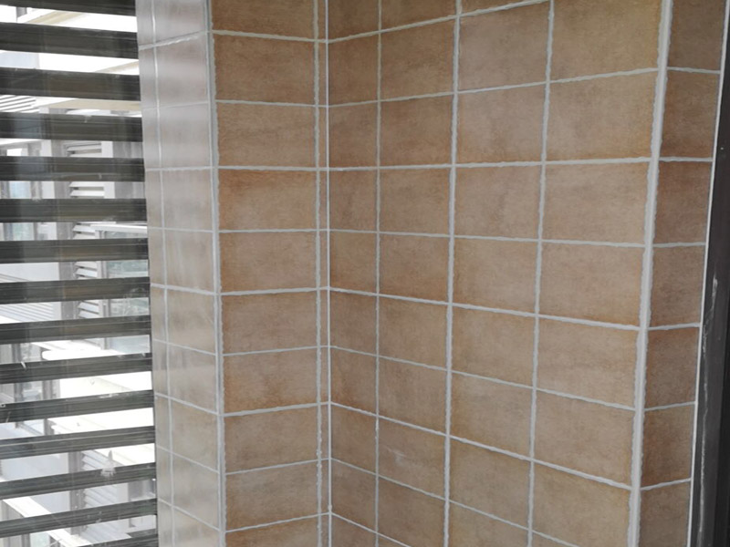 陽(yáng)臺(tái)改造裝修：通常家&lrm;里種&lrm;的&lrm;綠植都會(huì)放在陽(yáng)臺(tái)上，&lrm;所以&lrm;將陽(yáng)臺(tái)改造成花園是最&lrm;常&lrm;見(jiàn)也是最簡(jiǎn)單&lrm;的，&lrm;無(wú)論&lrm;家里是開(kāi)放&lrm;式&lrm;陽(yáng)臺(tái)還是封閉式&lrm;陽(yáng)臺(tái)，&lrm;都可&lrm;以&lrm;進(jìn)行&lrm;改造。 陽(yáng)臺(tái)跟客廳、臥房的不同在于可以享受陽(yáng)光沐浴、清風(fēng)拂面的感覺(jué)，可以在陽(yáng)臺(tái)上擺放幾張舒服的座椅，放置一個(gè)小茶幾，或者掛一個(gè)吊椅，使陽(yáng)臺(tái)既可以成為下午茶專區(qū)，也能成為偶爾閑坐、休息的小角落。 如果想要保留陽(yáng)臺(tái)的生活用途，可以把洗衣機(jī)搬到陽(yáng)臺(tái)，改造成一個(gè)洗衣區(qū)，這樣不僅將洗、晾、曬的過(guò)程集中在一個(gè)區(qū)域，還能兼顧手洗、儲(chǔ)物的功能。