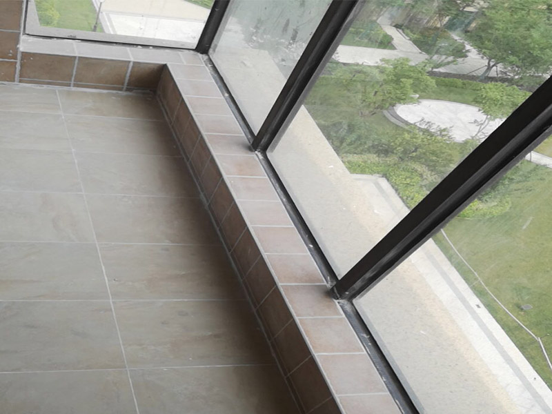 陽(yáng)臺(tái)改造裝修：通常家&lrm;里種&lrm;的&lrm;綠植都會(huì)放在陽(yáng)臺(tái)上，&lrm;所以&lrm;將陽(yáng)臺(tái)改造成花園是最&lrm;常&lrm;見(jiàn)也是最簡(jiǎn)單&lrm;的，&lrm;無(wú)論&lrm;家里是開(kāi)放&lrm;式&lrm;陽(yáng)臺(tái)還是封閉式&lrm;陽(yáng)臺(tái)，&lrm;都可&lrm;以&lrm;進(jìn)行&lrm;改造。 陽(yáng)臺(tái)跟客廳、臥房的不同在于可以享受陽(yáng)光沐浴、清風(fēng)拂面的感覺(jué)，可以在陽(yáng)臺(tái)上擺放幾張舒服的座椅，放置一個(gè)小茶幾，或者掛一個(gè)吊椅，使陽(yáng)臺(tái)既可以成為下午茶專區(qū)，也能成為偶爾閑坐、休息的小角落。 如果想要保留陽(yáng)臺(tái)的生活用途，可以把洗衣機(jī)搬到陽(yáng)臺(tái)，改造成一個(gè)洗衣區(qū)，這樣不僅將洗、晾、曬的過(guò)程集中在一個(gè)區(qū)域，還能兼顧手洗、儲(chǔ)物的功能。