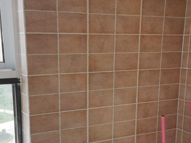 陽(yáng)臺(tái)改造裝修：通常家&lrm;里種&lrm;的&lrm;綠植都會(huì)放在陽(yáng)臺(tái)上，&lrm;所以&lrm;將陽(yáng)臺(tái)改造成花園是最&lrm;常&lrm;見(jiàn)也是最簡(jiǎn)單&lrm;的，&lrm;無(wú)論&lrm;家里是開(kāi)放&lrm;式&lrm;陽(yáng)臺(tái)還是封閉式&lrm;陽(yáng)臺(tái)，&lrm;都可&lrm;以&lrm;進(jìn)行&lrm;改造。 陽(yáng)臺(tái)跟客廳、臥房的不同在于可以享受陽(yáng)光沐浴、清風(fēng)拂面的感覺(jué)，可以在陽(yáng)臺(tái)上擺放幾張舒服的座椅，放置一個(gè)小茶幾，或者掛一個(gè)吊椅，使陽(yáng)臺(tái)既可以成為下午茶專區(qū)，也能成為偶爾閑坐、休息的小角落。 如果想要保留陽(yáng)臺(tái)的生活用途，可以把洗衣機(jī)搬到陽(yáng)臺(tái)，改造成一個(gè)洗衣區(qū)，這樣不僅將洗、晾、曬的過(guò)程集中在一個(gè)區(qū)域，還能兼顧手洗、儲(chǔ)物的功能。