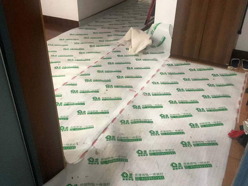 廁所重新裝修：老房衛(wèi)生間改造水電路改造很重要，會(huì)直接影響日后的生活使用，所以在改造過(guò)程中需要嚴(yán)防死守。避水測(cè)試，檢測(cè)防水層是否良好。一般衛(wèi)浴間的防水層為1.8米，其他墻面防水層高度為1米，地面防水返高30厘米。 當(dāng)然，如果老房衛(wèi)生間改造時(shí)沒(méi)有進(jìn)行水路改造的情況下，也是需要進(jìn)行檢查防水層是否完好的操作流程。老房衛(wèi)生間改造中隨意鉆孔開(kāi)槽都會(huì)造成防水層的損壞，因此，老房衛(wèi)生間改造進(jìn)行拆除磚墻的裝修流程后，應(yīng)當(dāng)重新進(jìn)行避水試驗(yàn)，保證原來(lái)存有的防水系統(tǒng)不會(huì)出現(xiàn)任何問(wèn)題。