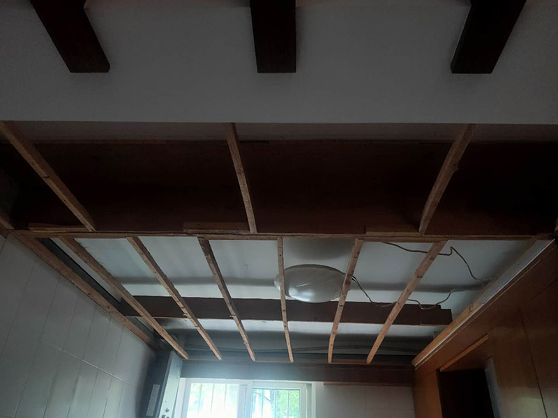 廁所重新裝修：老房衛(wèi)生間改造水電路改造很重要，會(huì)直接影響日后的生活使用，所以在改造過(guò)程中需要嚴(yán)防死守。避水測(cè)試，檢測(cè)防水層是否良好。一般衛(wèi)浴間的防水層為1.8米，其他墻面防水層高度為1米，地面防水返高30厘米。 當(dāng)然，如果老房衛(wèi)生間改造時(shí)沒(méi)有進(jìn)行水路改造的情況下，也是需要進(jìn)行檢查防水層是否完好的操作流程。老房衛(wèi)生間改造中隨意鉆孔開(kāi)槽都會(huì)造成防水層的損壞，因此，老房衛(wèi)生間改造進(jìn)行拆除磚墻的裝修流程后，應(yīng)當(dāng)重新進(jìn)行避水試驗(yàn)，保證原來(lái)存有的防水系統(tǒng)不會(huì)出現(xiàn)任何問(wèn)題。