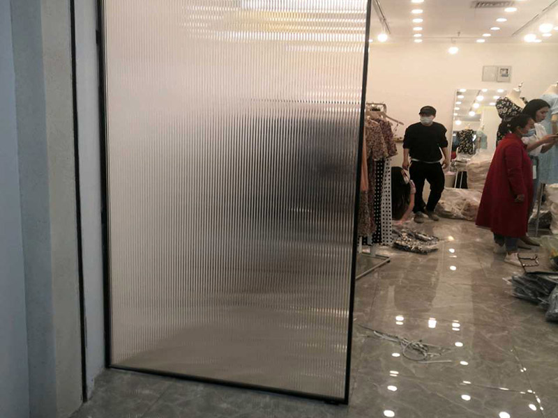 隔斷家具安裝：安裝前所需工作，拆開(kāi)包裝所要注意的是，不要讓硬物劃到屏風(fēng)的表面，然后將屏風(fēng)支撐單腳全部裝上。然后就開(kāi)始，如果是L型位，就找到L型的腳以及連接件蓋子，先將兩塊屏風(fēng)對(duì)準(zhǔn)L型腳的位置裝平，然后將中立柱裝上，最后用連接件將兩塊屏風(fēng)和中立柱固定在一起。然后，看屏風(fēng)的兩邊是否全部著地是否穩(wěn)定，有落空的腳就將其調(diào)到落地為止，必要時(shí)安裝屏風(fēng)最好是兩位師傅一個(gè)托扶著一個(gè)固定，避免屏風(fēng)倒下而損壞。屏風(fēng)搭好了，接著固定側(cè)腳板，側(cè)邊可使用連接件連接在屏風(fēng)的一側(cè)，上邊與臺(tái)面板連接處打是兩個(gè)L型角碼。