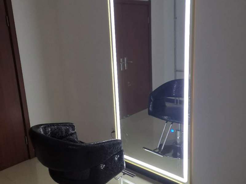 鏡子安裝維修:安裝在墻壁上面的一種掛墻式鏡子，常見的可能是全身鏡，或者是普通的圓形，長方形和正方形的小扇鏡子，它們和普通的擺放在梳妝臺上面的可以折疊的鏡子不太一樣，因為對風水方面要求比較苛刻，而且還應該根據(jù)實際的結構和面積確定產(chǎn)品的大小和規(guī)格，這樣的話才不至于影響到整體風格，還可以達到畫龍點睛的效果。