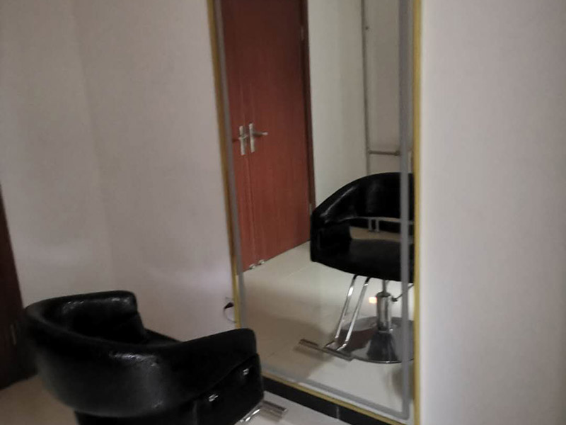 鏡子安裝維修:安裝在墻壁上面的一種掛墻式鏡子，常見的可能是全身鏡，或者是普通的圓形，長方形和正方形的小扇鏡子，它們和普通的擺放在梳妝臺上面的可以折疊的鏡子不太一樣，因為對風水方面要求比較苛刻，而且還應該根據(jù)實際的結構和面積確定產(chǎn)品的大小和規(guī)格，這樣的話才不至于影響到整體風格，還可以達到畫龍點睛的效果。