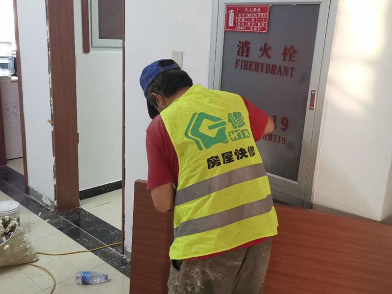 門框窗框更換翻新:門窗套就是指：在門窗洞口兩個立邊的垂直面，可以是突出外墻形成邊框，也可和外墻保持平齊，既要立邊垂直平整，而且又要滿足和墻面平整，所以它的質量會要求相對高一些。 找位與劃線：在安裝前，需要根據(jù)設計圖的要求，先找好標高、平面位置、豎向尺寸進行彈線。 核查預埋件和洞口：對于有預埋件、木磚的門窗套安裝工程，彈線后應該檢查預埋件、木磚是否符合設計要求。 龍骨、基層板配制與安裝：根據(jù)洞口實際尺寸，按設計規(guī)定骨架料斷面規(guī)格，可將龍骨架或基層板分三片預制，洞頂一片、兩側各一片。每片龍骨架一般情況下為兩根立框料，當門窗套寬度大于500mm，中間應適當增加立框料。橫向龍骨間距不大于400mm;面板寬度大于500mm時，橫向龍骨間距不大于300mm。