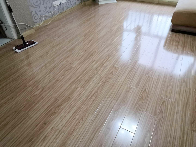 客廳木地板換新:基層清理&rarr;涂刷底膠&rarr;彈線、找平&rarr;鉆孔、安裝預埋件&rarr;安裝毛地板、找平、刨平&rarr;釘術(shù)地板、找平、刨平&rarr;釘踢腳板&rarr;刨光、打磨&rarr;油漆&rarr;上蠟。 1. 實鋪地板要先安裝地龍骨,然后再進行木地板的鋪裝。 2. 龍骨的安裝方法:應先在地面做預埋件,以固定木龍骨,預埋件為螺栓及鉛絲,預埋件間距為800毫米,從地面鉆孔下入。 3. 木地板的安裝方法：實鋪實木地板應有基面板,基面板使用大芯板。 4. 地板鋪裝完成后,先用刨子將表面刨平刨光,將地板表面清掃干凈后涂刷地板漆,進行拋光上蠟處理。