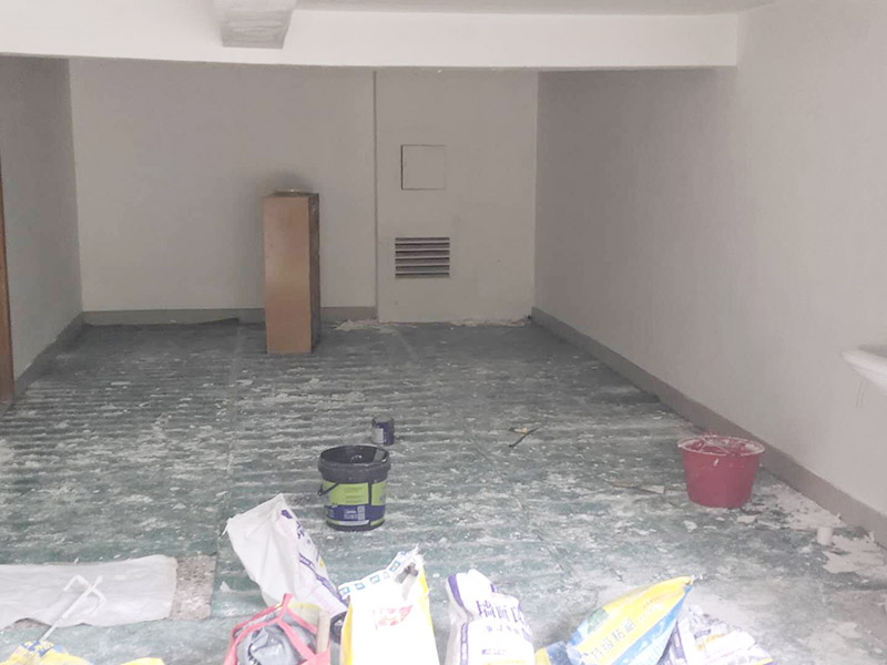 墻面基層清理：舊墻面基層處理相對(duì)新墻面較為復(fù)雜?，F(xiàn)在將舊墻上的裝飾物去掉，然后將舊墻上的灰塵、油污等清理干凈。對(duì)于舊墻面上裂紋脫落的地方，可以用水泥砂漿進(jìn)行其修復(fù)，進(jìn)行墻面的拉毛壓扁處理。 若老墻有霉變，說(shuō)明墻的初期防水工程做得不好。墻體翻新時(shí)，應(yīng)先進(jìn)行墻體的防水施工。用鋼絲刷或鐵鍬將舊墻面的變色退色粉漆清洗干凈，并用清水沖洗干凈。烘干后，對(duì)墻面進(jìn)行修補(bǔ)和拋光。為了保證墻面的平整度，不影響墻面的二次施工。 如果舊的墻面漆膜在涂裝后保存完好，那么用清水將墻面上的污漬清洗干凈，直接進(jìn)行墻面裝飾施工。