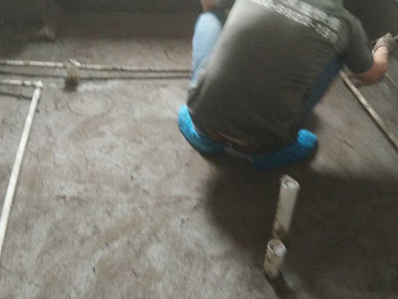 衛(wèi)生間拆除翻新裝修：首先，拆除瓷磚時要用電，而電是從客廳臨時拉的，為了避免在施工過程中發(fā)生觸電的現(xiàn)象，最好將電拉進衛(wèi)生間內。其次，舊房改造拆除瓷磚時可以用沖擊電鉆，這種工具方便快捷，可自由更換。但在使用前應檢查其是否靈活，可以通過空轉一分鐘的方法進行檢驗。用完之后及時進行清理。最后，梯子也是必不可少的工具之一，它可以幫助工人拆掉處于高處的瓷磚，還可以架起臨時插座。 用具的拆除，這一工程根據(jù)施工工人工作的習慣，有兩種拆除方式，可以提前將其拆除，也可以在拆磚的過程中同時進行。但并不是所有的用具都可以提前拆除，馬桶必須在瓷磚拆除之后才可以拆掉，要不然掉落的瓷磚會砸壞馬桶。用具拆除后，應將露出的電線接口用絕緣的東西綁住。