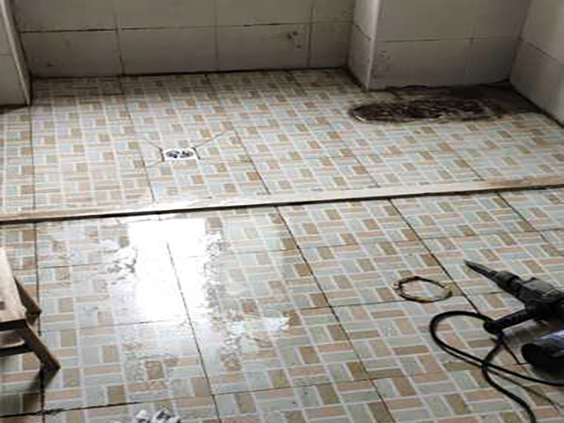 衛(wèi)生間拆除翻新裝修：首先，拆除瓷磚時要用電，而電是從客廳臨時拉的，為了避免在施工過程中發(fā)生觸電的現(xiàn)象，最好將電拉進衛(wèi)生間內。其次，舊房改造拆除瓷磚時可以用沖擊電鉆，這種工具方便快捷，可自由更換。但在使用前應檢查其是否靈活，可以通過空轉一分鐘的方法進行檢驗。用完之后及時進行清理。最后，梯子也是必不可少的工具之一，它可以幫助工人拆掉處于高處的瓷磚，還可以架起臨時插座。 用具的拆除，這一工程根據(jù)施工工人工作的習慣，有兩種拆除方式，可以提前將其拆除，也可以在拆磚的過程中同時進行。但并不是所有的用具都可以提前拆除，馬桶必須在瓷磚拆除之后才可以拆掉，要不然掉落的瓷磚會砸壞馬桶。用具拆除后，應將露出的電線接口用絕緣的東西綁住。