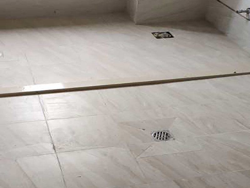 衛(wèi)生間拆除翻新裝修：首先，拆除瓷磚時要用電，而電是從客廳臨時拉的，為了避免在施工過程中發(fā)生觸電的現(xiàn)象，最好將電拉進衛(wèi)生間內。其次，舊房改造拆除瓷磚時可以用沖擊電鉆，這種工具方便快捷，可自由更換。但在使用前應檢查其是否靈活，可以通過空轉一分鐘的方法進行檢驗。用完之后及時進行清理。最后，梯子也是必不可少的工具之一，它可以幫助工人拆掉處于高處的瓷磚，還可以架起臨時插座。 用具的拆除，這一工程根據(jù)施工工人工作的習慣，有兩種拆除方式，可以提前將其拆除，也可以在拆磚的過程中同時進行。但并不是所有的用具都可以提前拆除，馬桶必須在瓷磚拆除之后才可以拆掉，要不然掉落的瓷磚會砸壞馬桶。用具拆除后，應將露出的電線接口用絕緣的東西綁住。